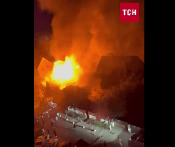У Софіївській Борщагівці під Києвом горить приватний будинок після атаки РФ (відео)
