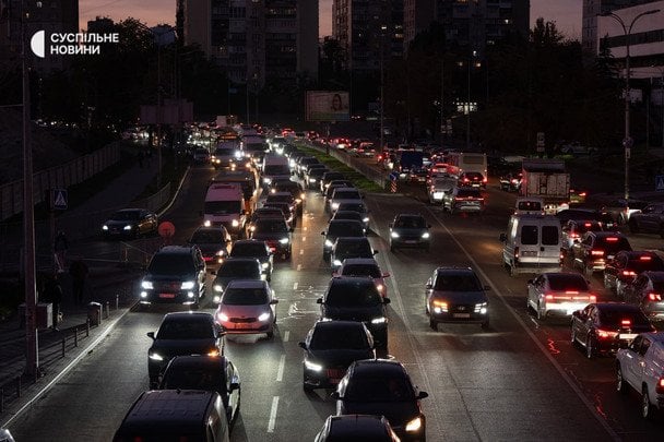 Київ паралізували затори, люди переходять мости пішки: скільки коштує таксі
