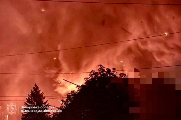 РФ вдарила по обласному центру: виникла масштабна пожежа (фото)