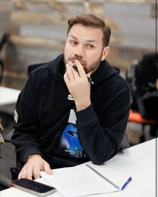 Росіяни зруйнували магазин Андре Тана у Рівному: дизайнер показав вибиті вітрини та пошкоджені стіни