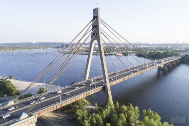 У Києві знову атакували міст: перші подробиці