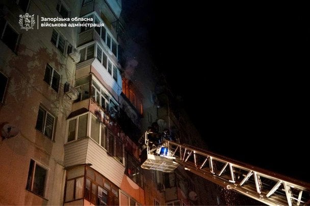 Росія вдарила по будинку в Запоріжжі: людей заблоковано на п’ятому поверсі, є постраждалі (оновлено)