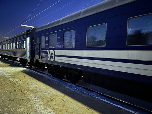 Поїзд "Львів — Чернівці" залишив пасажирів посеред поля після евакуації — Лубінець