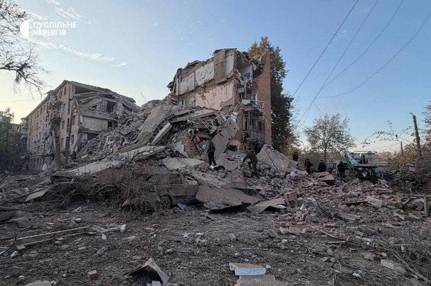 РФ вдарила ракетою по будинку: знищено цілий під’їзд, є загиблі та поранені — перші деталі, фото (оновлено)