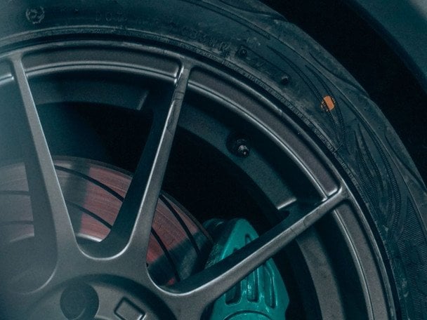 Що означають червоні та жовті кружечки на шинах автомобіля