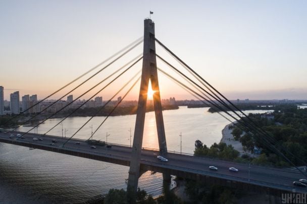 Вибух пролунав просто перед авто: очевидці розповіли про удар по Північному мосту