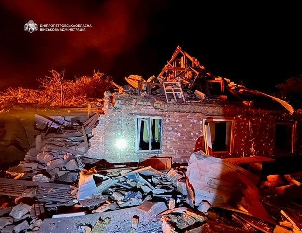 Росіяни вдарили по Дніпру: пошкоджені будинки, під завалами можуть бути люди Росіяни вдарили по Дніпру: пошкоджені будинки, під завалами можуть бути люди
