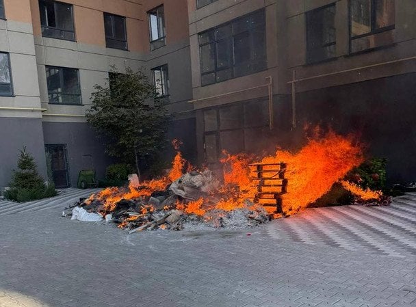 Повітряна атака на Київщину: у Софіївській Борщагівці впали уламки, виникла пожежа