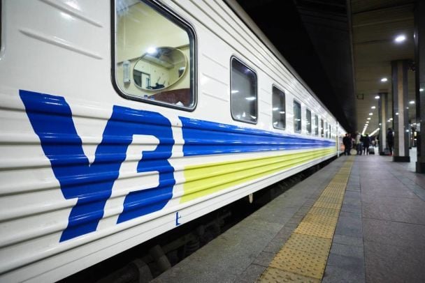 РФ вдарила по залізниці: рух паралізовано, по всій країні сильно затримуються потяги — список