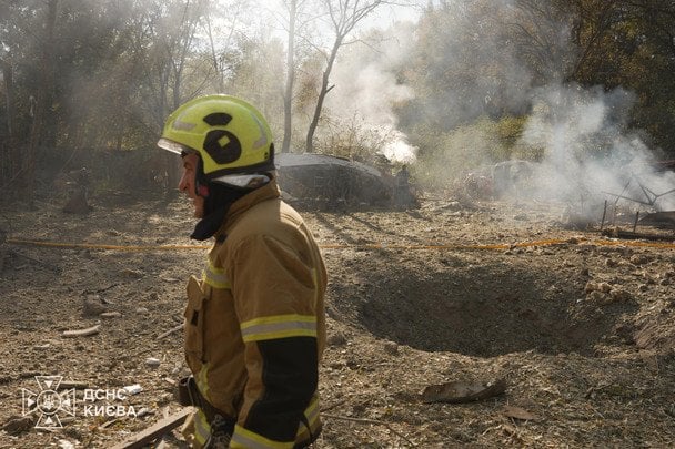 Росія вдарила по Києву: на Оболоні горіла човнова станція, пошкоджено ресторан (фото)