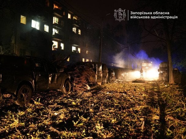 РФ вдарила по житловому будинку: зруйновано під’їзд - є загиблі, під завалами шукають людей (фото)