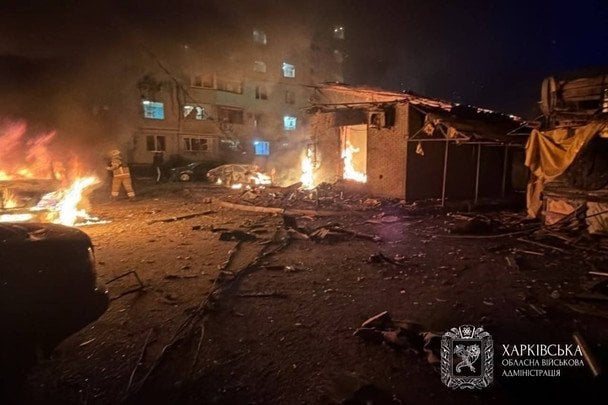 Кривавий удар по передмістю Харкова: ракета влучила в магазин, є загиблі та поранені діти (фото)