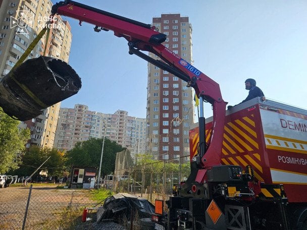 Балістика не здетонувала: після атаки у Києві серед будинків лежала бойова частина ракети (фото)