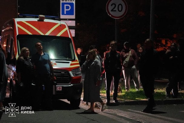 У Києві після влучання дрона врятували 22 людей, серед них 8 дітей: є постраждалі (фото) У Києві після влучання дрона врятували 22 людей, серед них 8 дітей: є постраждалі (фото)