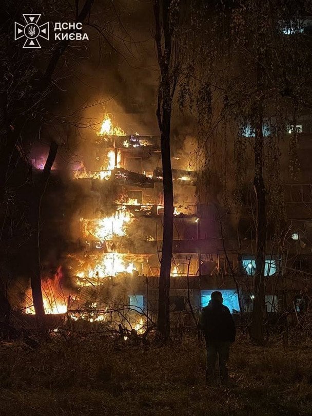 Росія вдарила балістикою по Києву: людей витягують з охопленого вогнем будинку, є загиблий (оновлено)