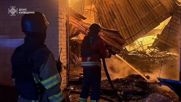 РФ вгатила по Гостомелю біля Києва: серед постраждалих дитина, горіли склади