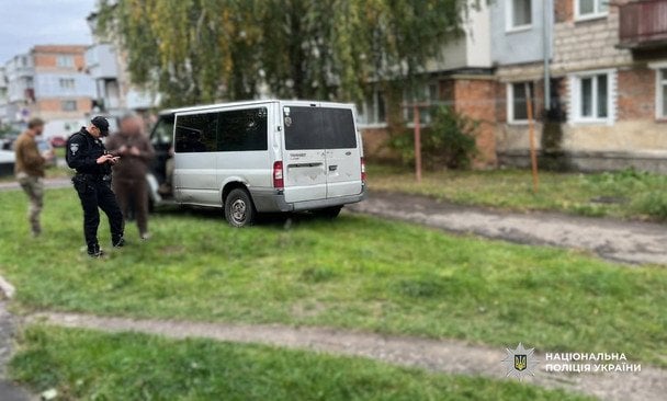 Встромив ніж у шию військовому ТЦК та поранив поліцейського: на Львівщині затримали зловмисника Встромив ніж у шию військовому ТЦК та поранив поліцейського: на Львівщині затримали зловмисника