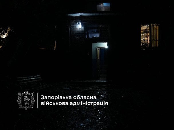 Росіяни вдарили по житловій забудові Запоріжжя: є поранені та пошкодження (фото) Росіяни вдарили по житловій забудові Запоріжжя: є поранені та пошкодження (фото)