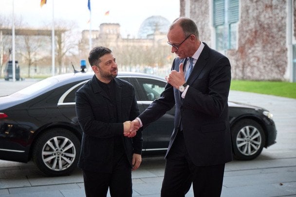 Попри повітряну тривогу: Зеленський та Мерц відвідали місце російського удару по НАН