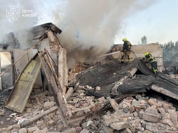 У Києві є влучання у чотирьох районах після атаки РФ: моторошні фото і перші подробиці
