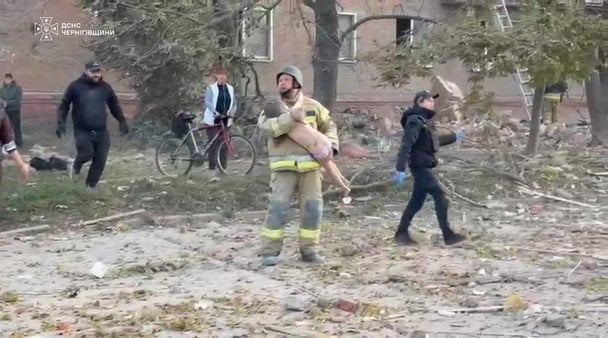 «Її дістали з-під завалів»: що відомо про трирічну Злату з Прилук, відео порятунку якої розлетілося в Мережі