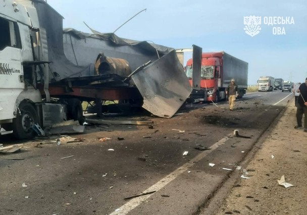 РФ посеред дня вдарила по трасі з машинами на Одещині: багато поранених — перші деталі