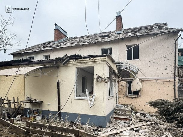 Вісім КАБів по будинках: окупанти зрання вгатили по Сумщині (фото) Вісім КАБів по будинках: окупанти зрання вгатили по Сумщині (фото)
