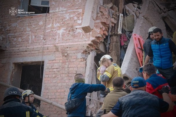 Від ранку була під завалами: у Прилуках рятувальники знайшли п’ятирічну дівчинку після атаки РФ