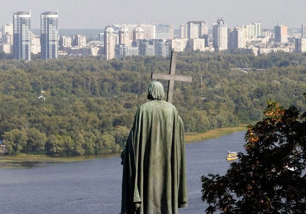 У Києві пожежа через нову атаку РФ: горить дах багатоверхівки на правому березі – перші деталі