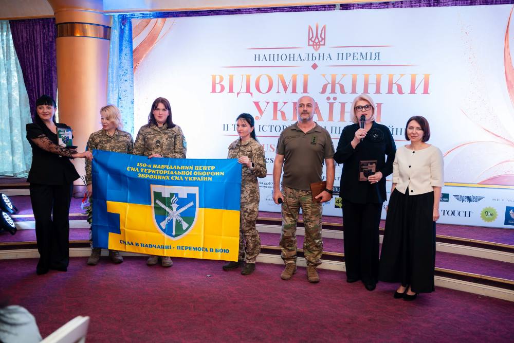 Другий том книги Відомі жінки України. Історії сили під час війни (5)