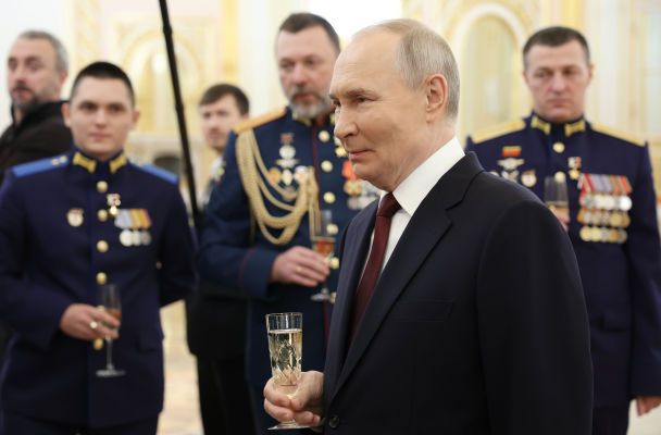 Друг Путіна з’явився на дні народженні «фюрера»: візит розлютив Німеччину