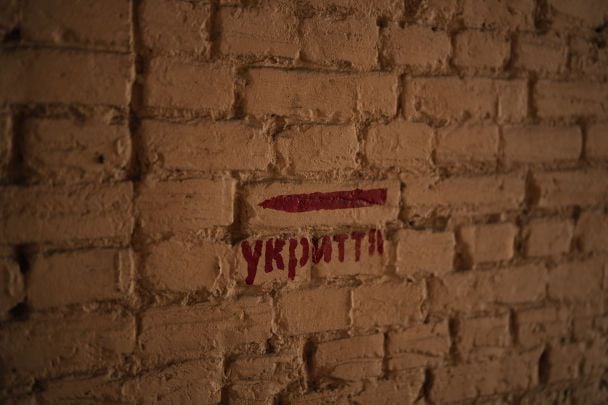 "Походу ми помрем": у Києві спалахнув скандал через зачинене укриття під час ракетного удару