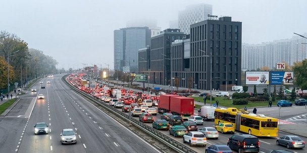 У Києві — колапс після обстрілу: рух Південним мостом перекрито, затори, зелена гілка метро "розірвана" (відео)