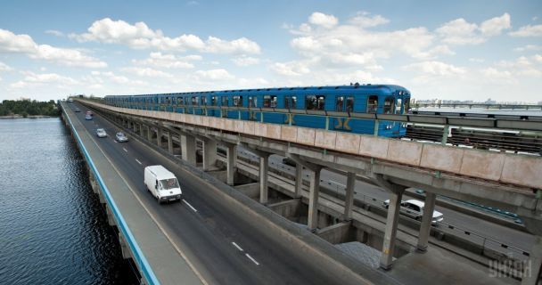 Удари по мостах Києва можуть позначитися на цінах та працівниках: прогноз економіста Удари по мостах Києва можуть позначитися на цінах та працівниках: прогноз економіста