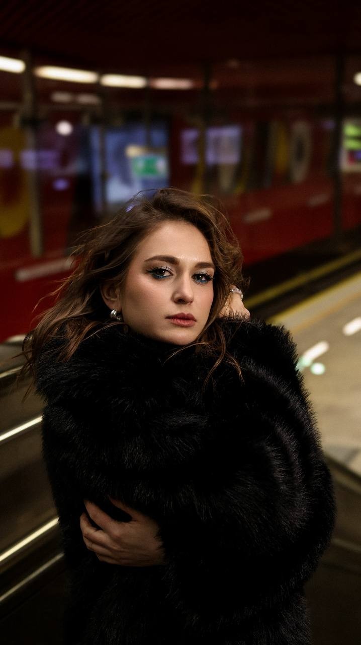 «SWIPE»: Marins випустила новий сингл про цифрову культуру та момент, коли хочеться зупинитися