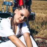 MUSHKA експериментує зі стилем: новий трек «Сяй» отримав кліп із рок-естетикою