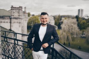 Ростислав Кушина презентував нову пісню «Багряні очі» та розповів про кохання, яке неможливо забути